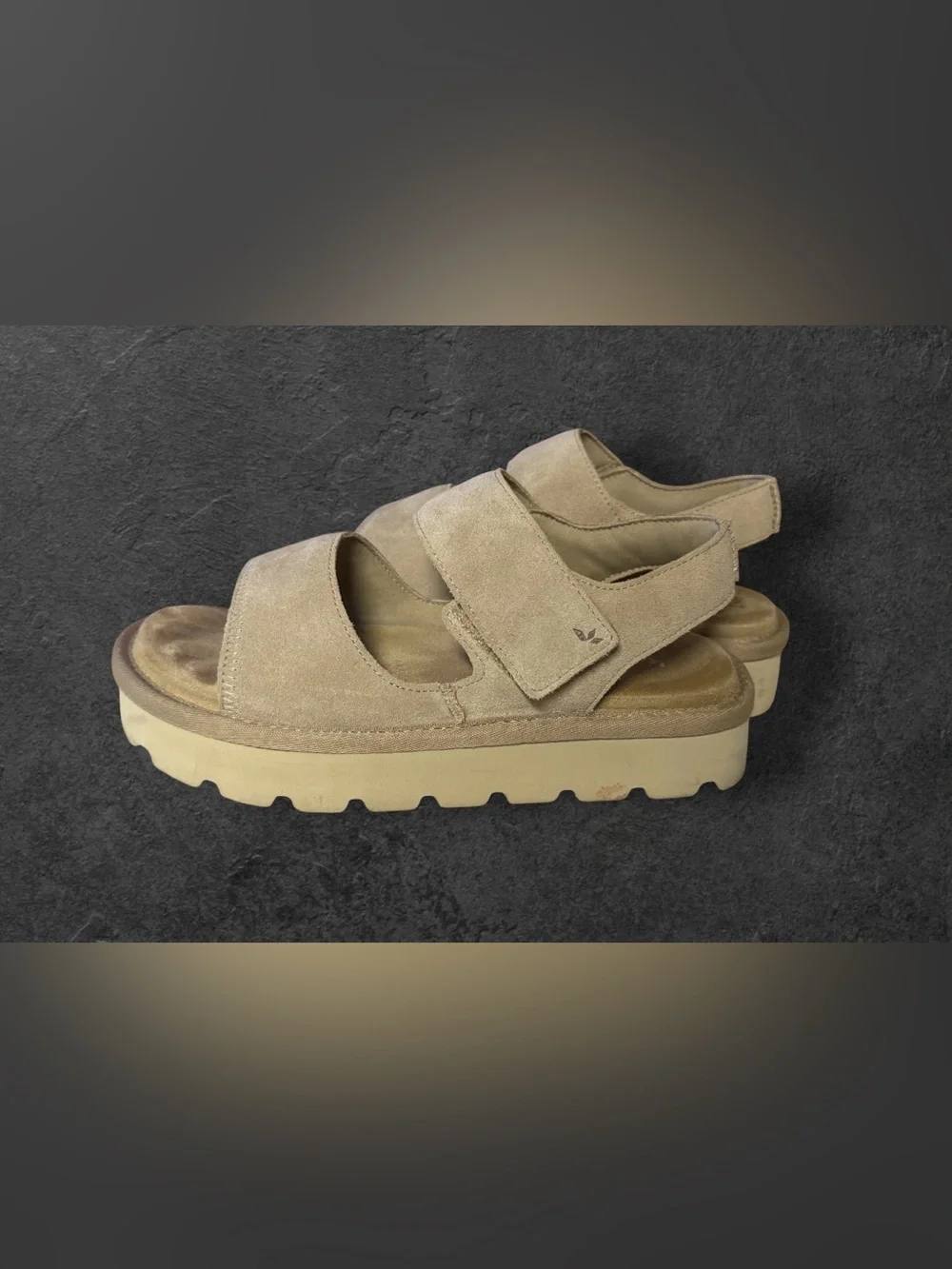 Koolaburra by UGG Tizz Suede Platform Sandals in a neutral  beige  SZ 8